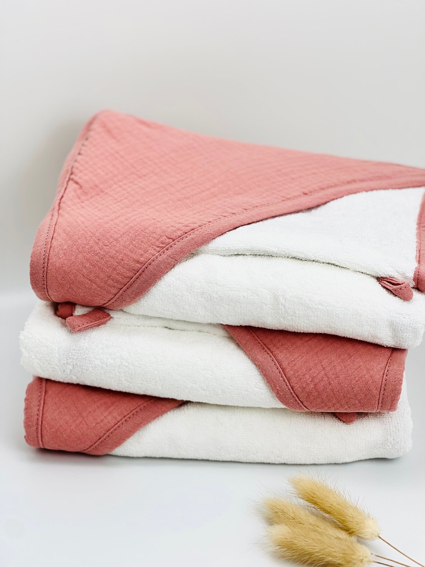 Ensemble serviette à capuche et gant de toilette de couleur rosé