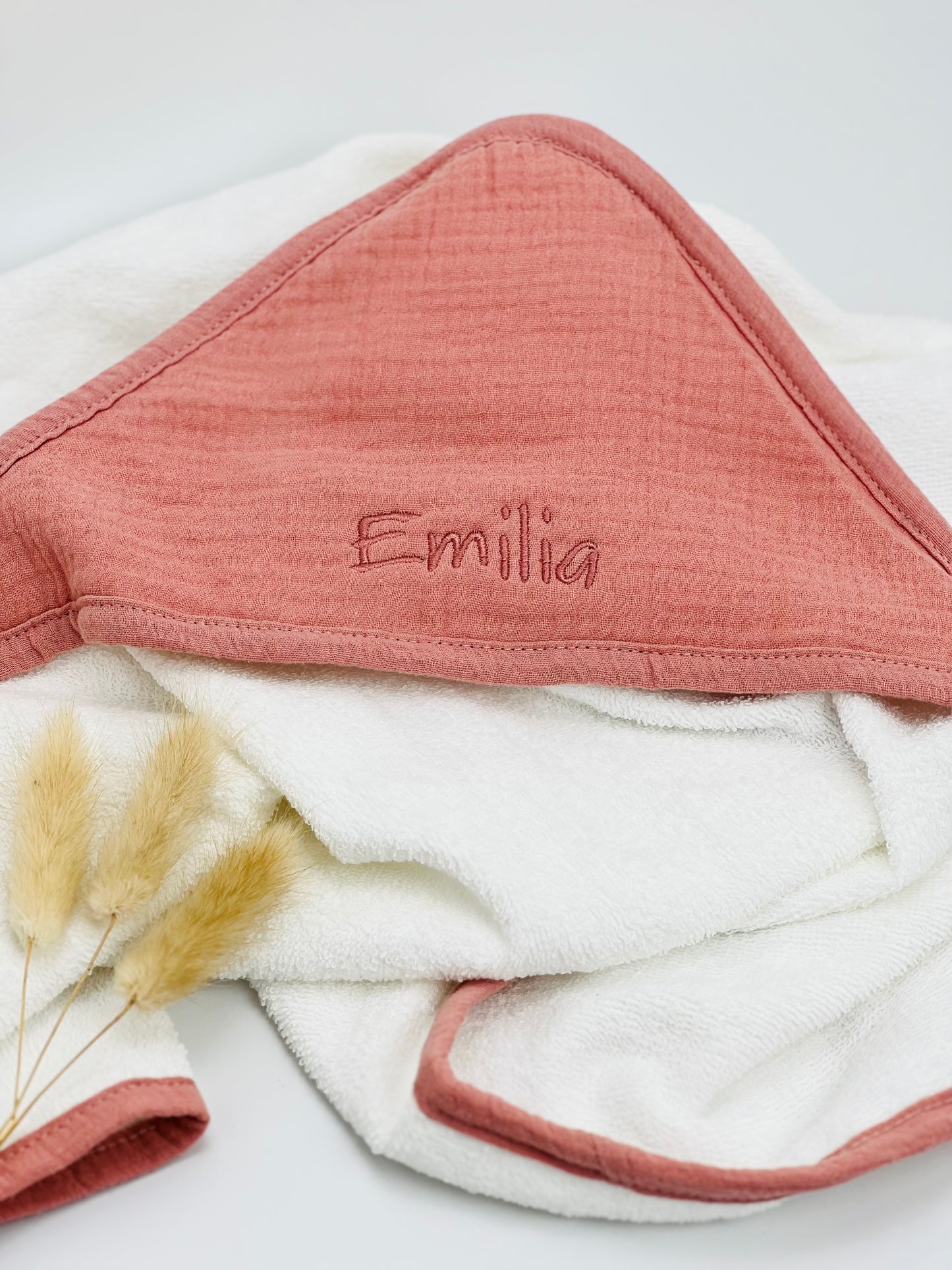 Ensemble serviette à capuche et gant de toilette de couleur rosé