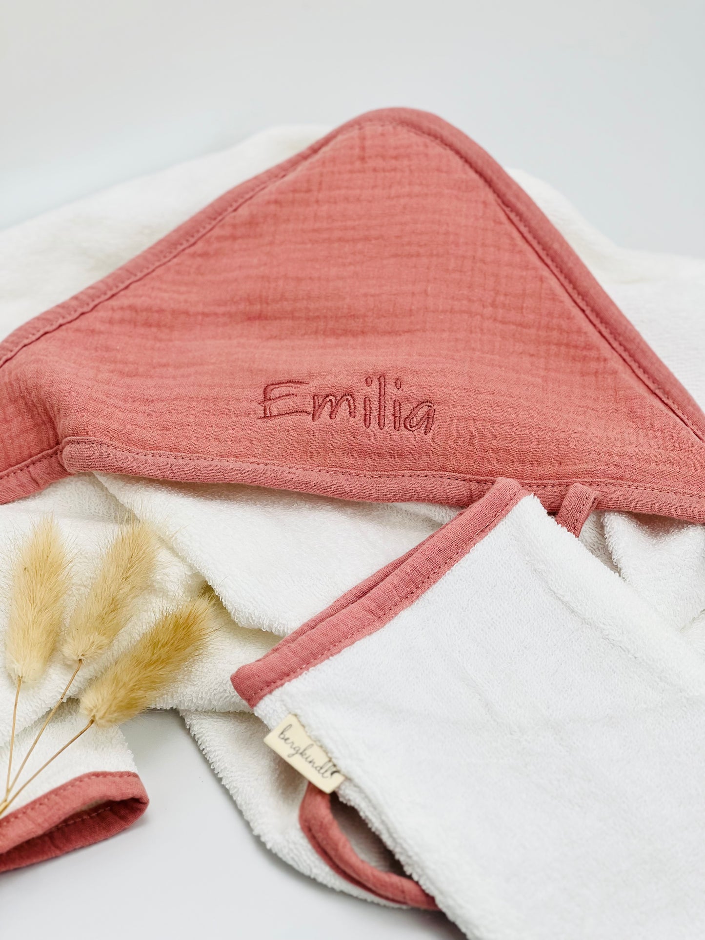 Ensemble serviette à capuche et gant de toilette de couleur rosé