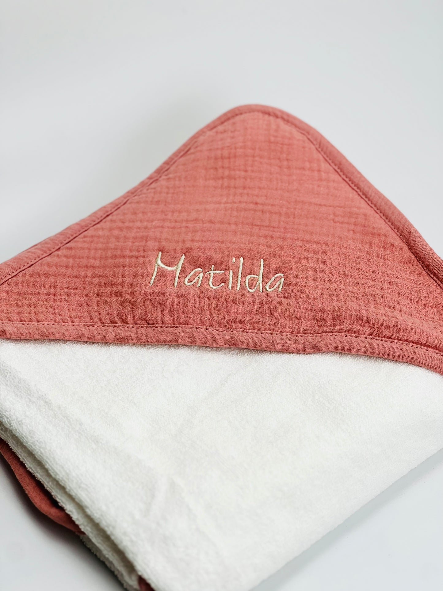 Ensemble serviette à capuche et gant de toilette de couleur rosé