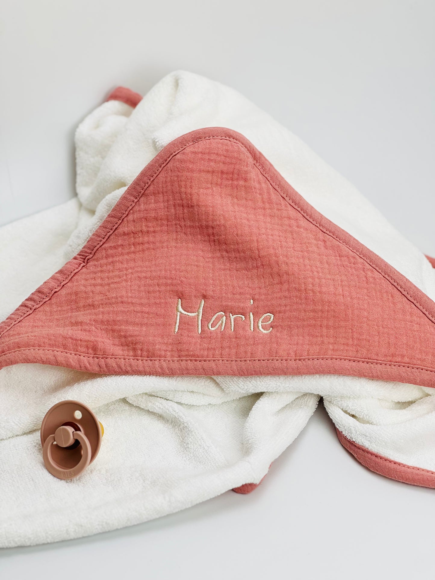 Ensemble serviette à capuche et gant de toilette de couleur rosé