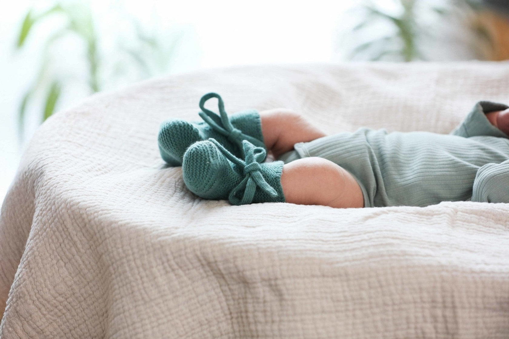 Babyschuhe aus Merinowolle – Mint mit baby