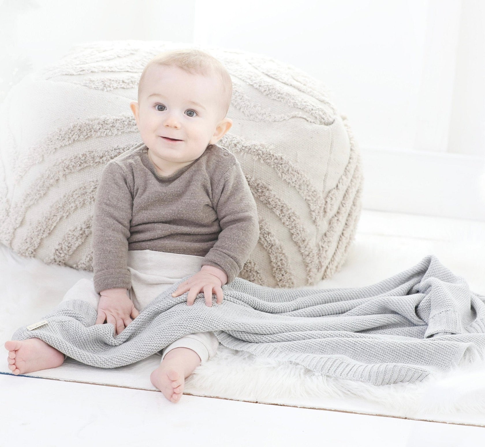 Babydecke mit Namen - Baby eingekuschelt in Decke