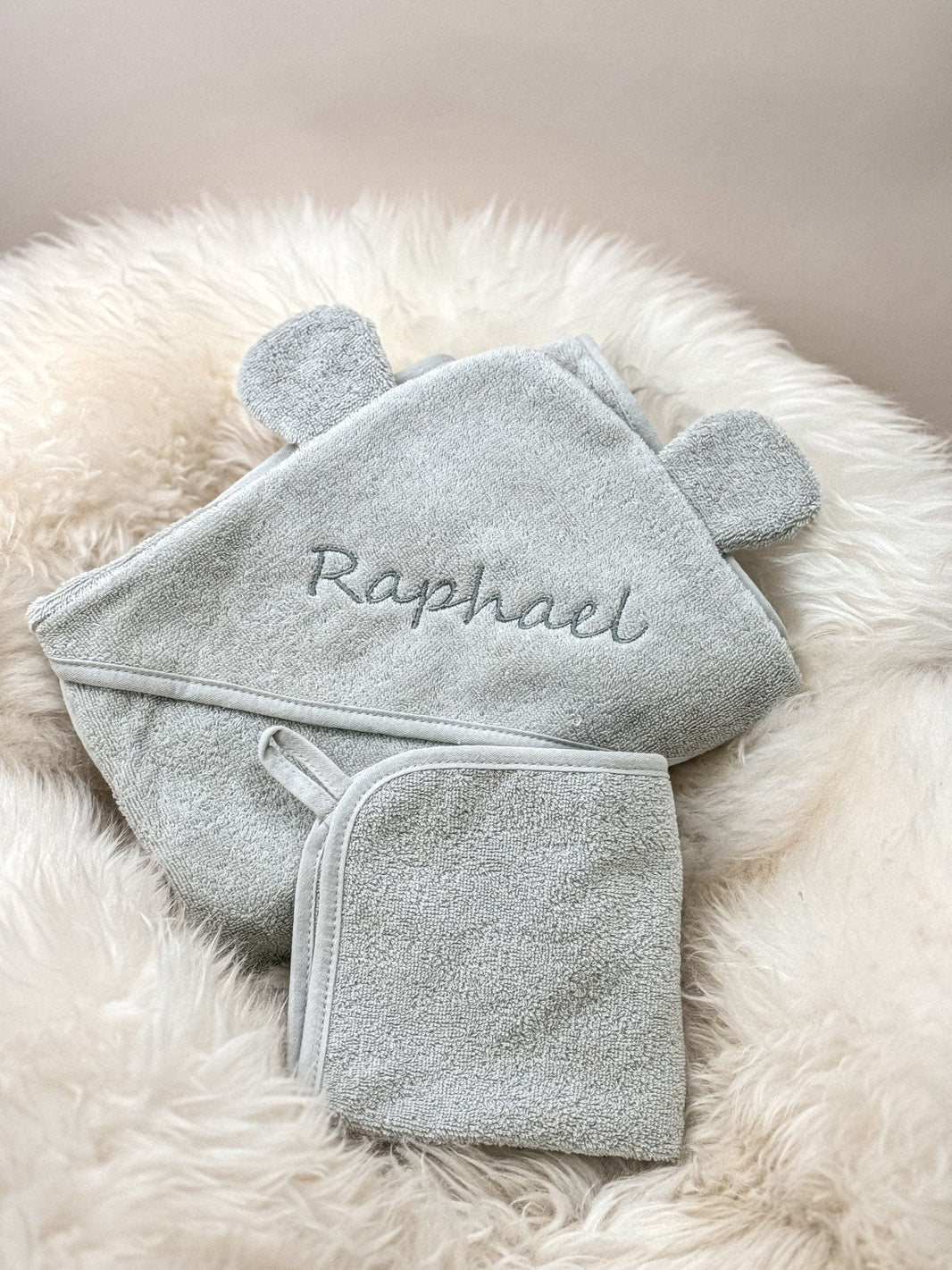 Graues Babyhandtuch / Kapuzenhandtuch Baby mit Bärenohren & Waschlappen