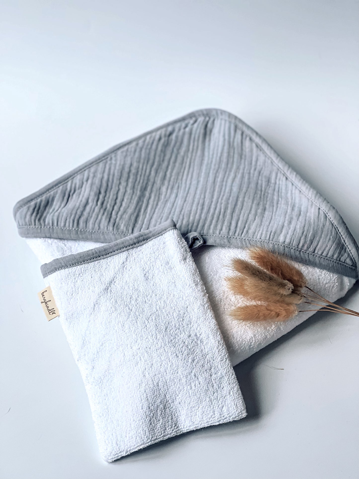 Hooded towel & washcloth set in grey