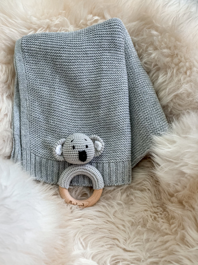 Geschenk zur Geburt – Babydecke in Grau mit Koala-Rassel