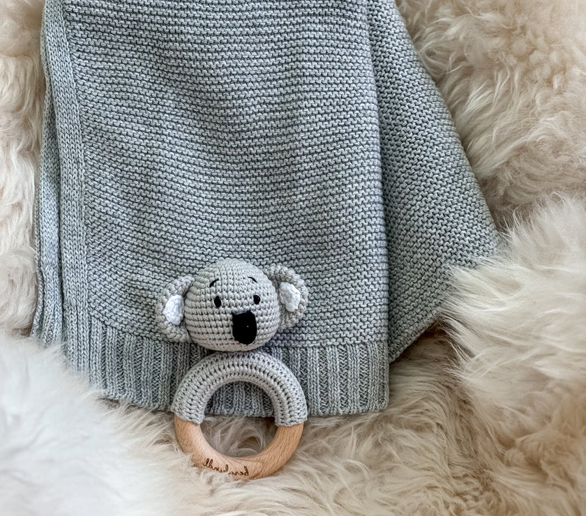 Geschenk zur Geburt – Babydecke in Grau mit Koala-Rassel