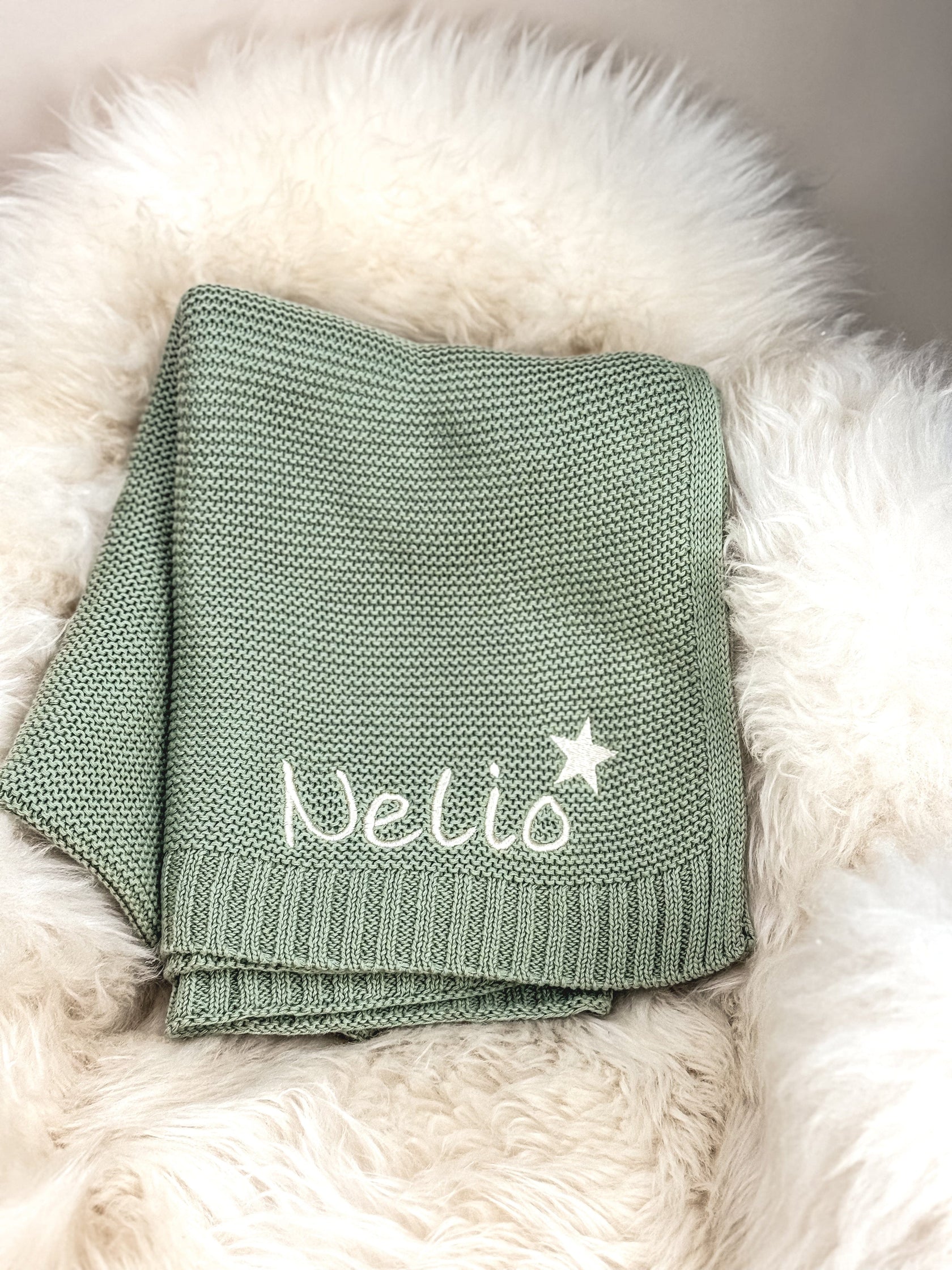 Kuscheldecke Baby salbei mit Stickerei und Stern