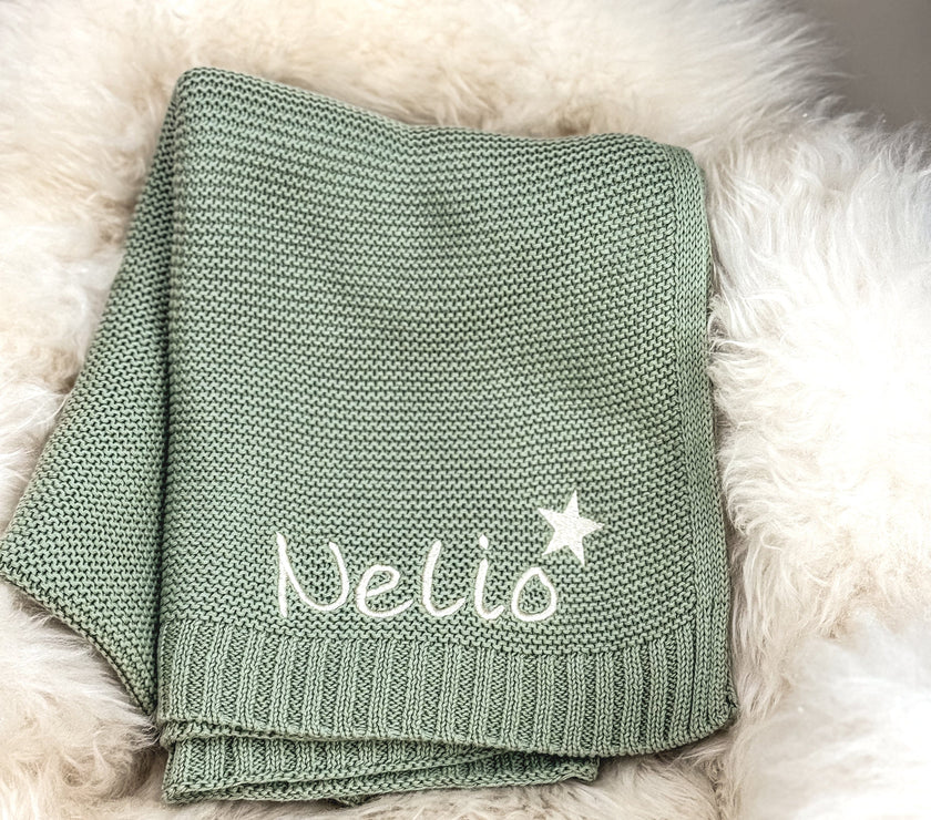 Kuscheldecke Baby salbei mit Stickerei und Stern