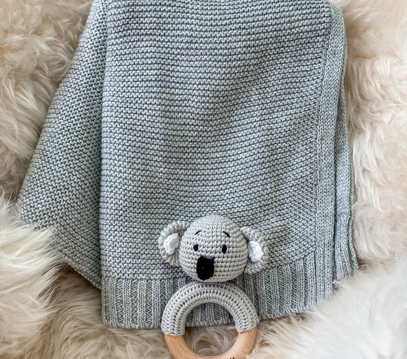 Geschenk zur Geburt – Babydecke in Grau mit Koala-Rassel