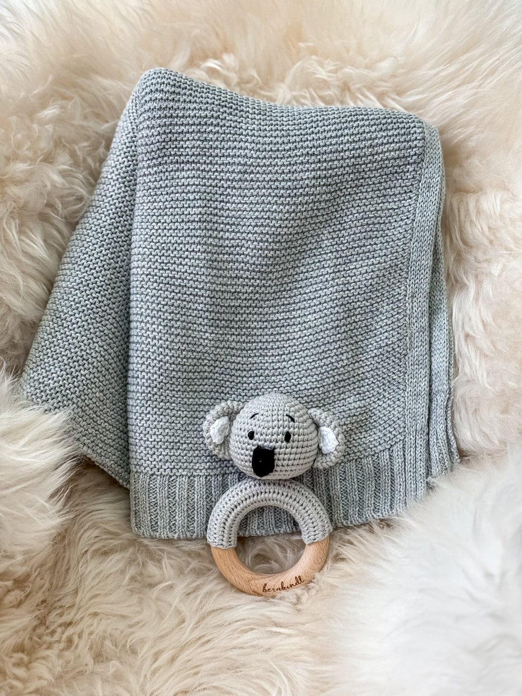 Geschenk zur Geburt – Babydecke in Grau mit Koala-Rassel