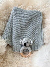 Geschenk zur Geburt – Babydecke in Grau mit Koala-Rassel