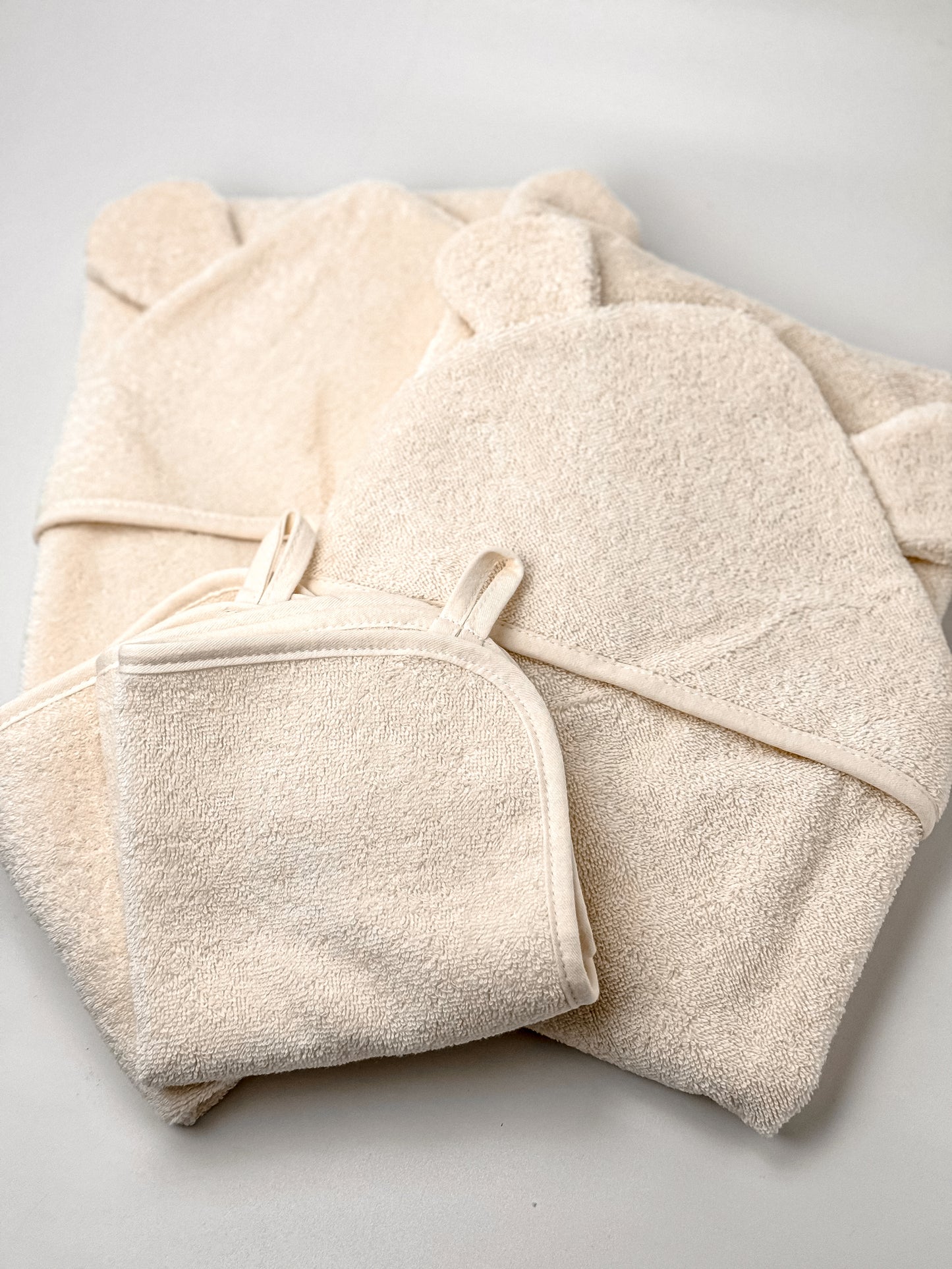 Ensemble serviette à capuche et gant de toilette de couleur crème