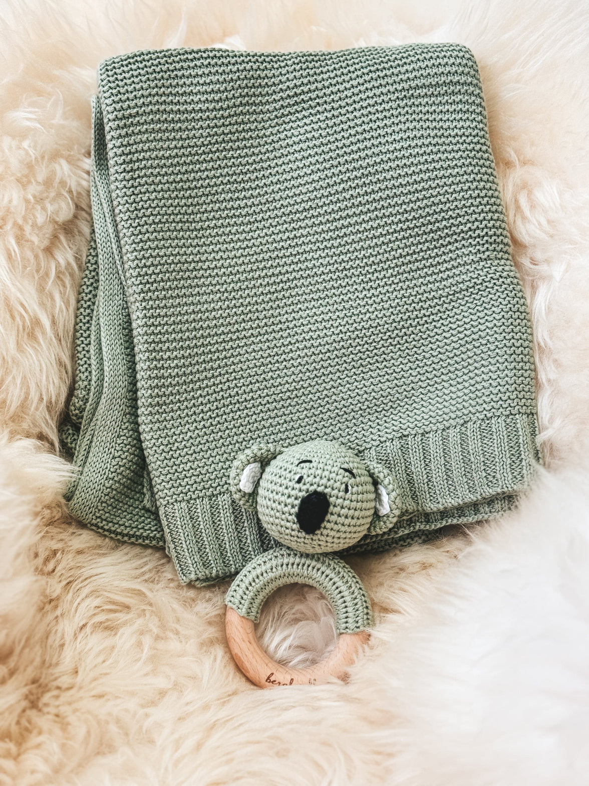 Geschenk zur Geburt – Babydecke in Salbei mit Koala-Rassel