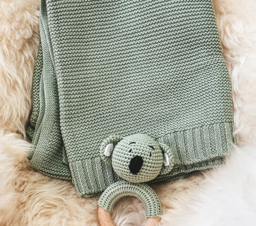 Geschenk zur Geburt – Babydecke in Salbei mit Koala-Rassel