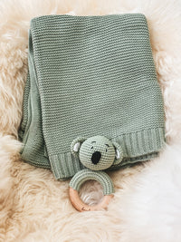 Geschenk zur Geburt – Babydecke in Salbei mit Koala-Rassel