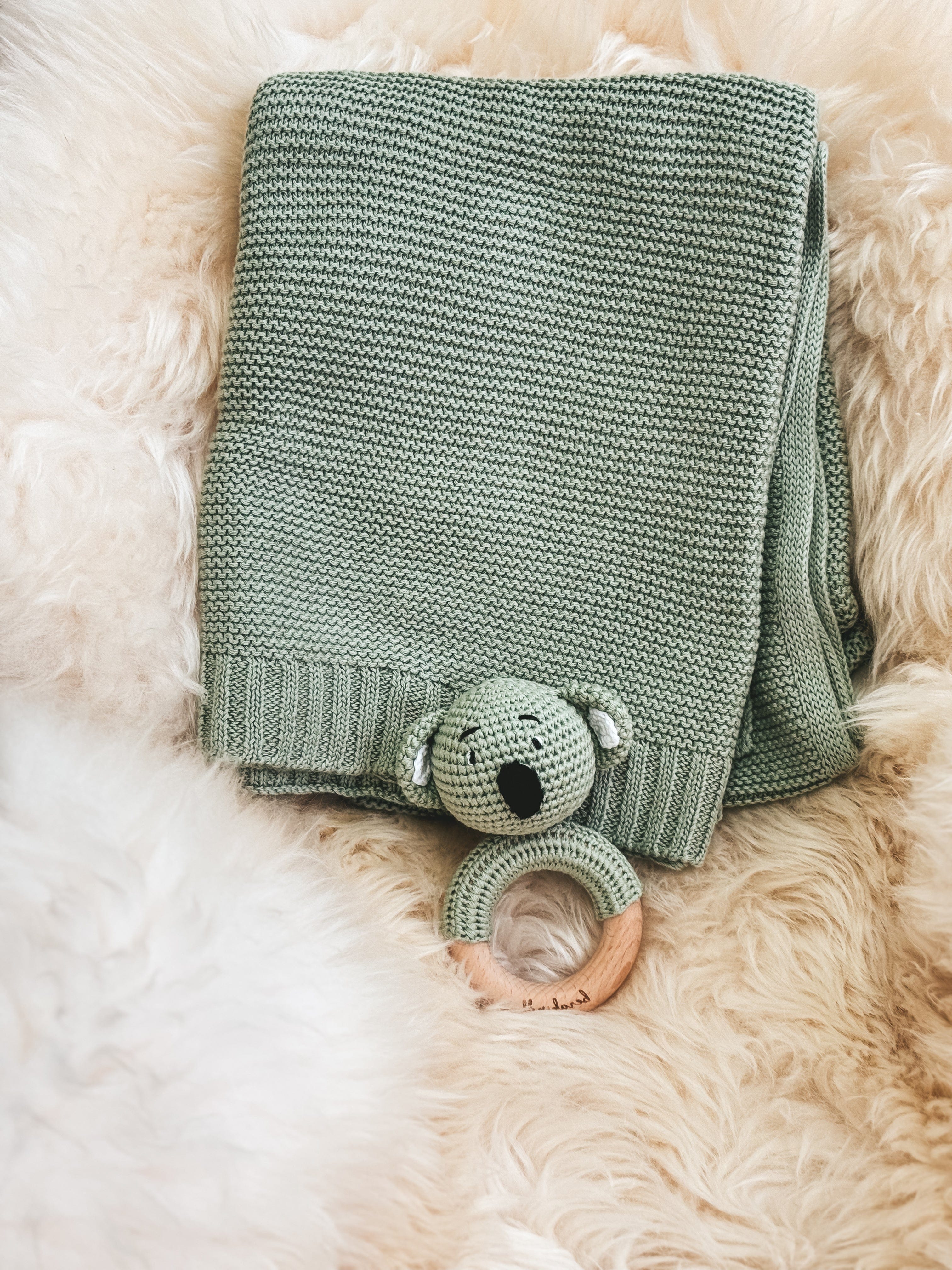 Geschenk zur Geburt – Babydecke in Salbei mit Koala-Rassel