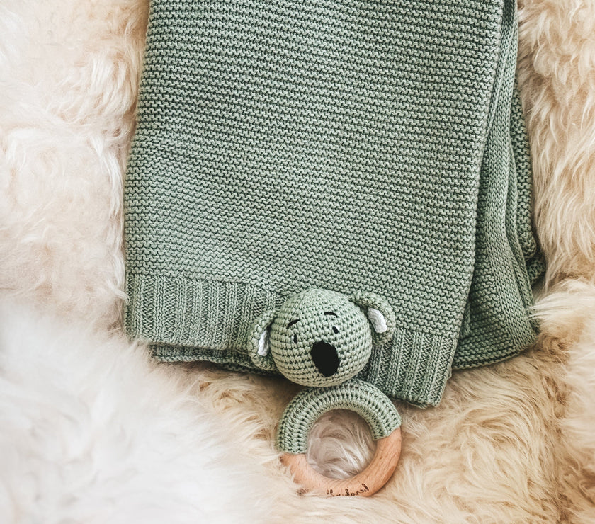 Geschenk zur Geburt – Babydecke in Salbei mit Koala-Rassel
