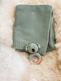 Geschenk zur Geburt – Babydecke in Salbei mit Koala-Rassel
