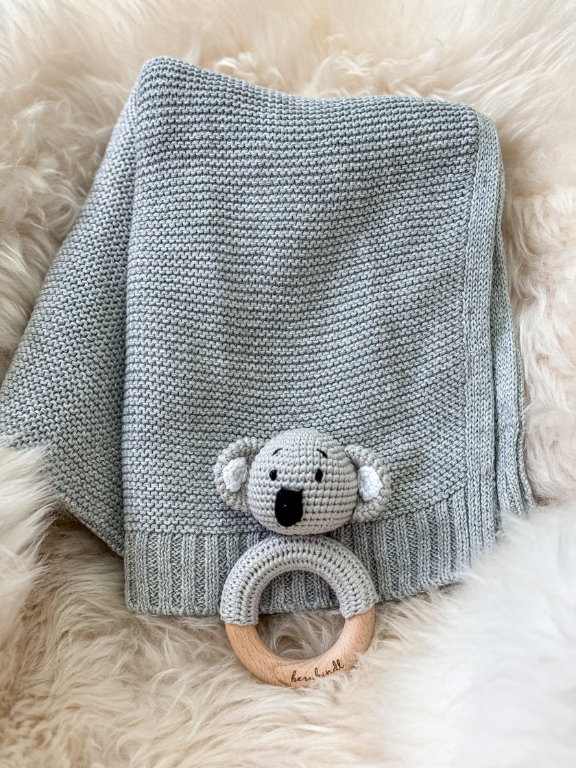 Geschenk zur Geburt – Babydecke in Grau mit Koala-Rassel