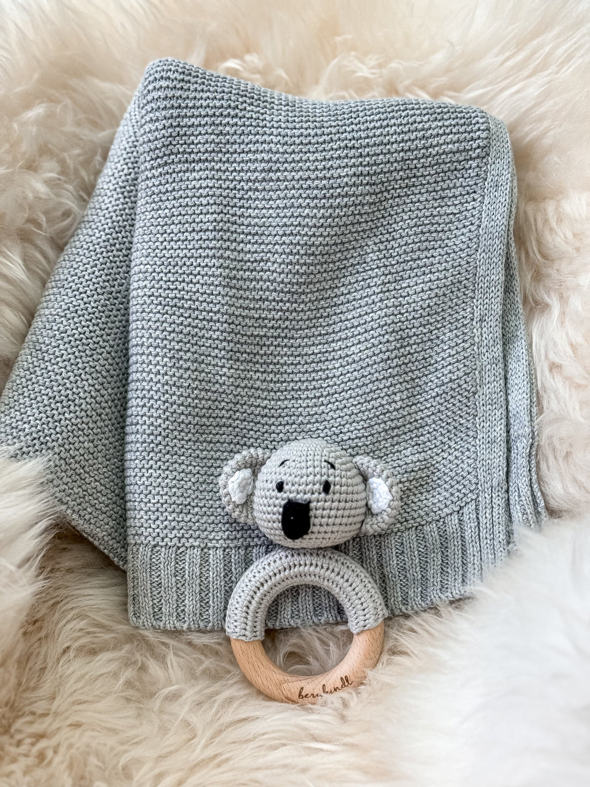 Geschenk zur Geburt – Babydecke in Grau mit Koala-Rassel