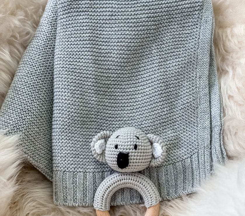 Geschenk zur Geburt – Babydecke in Grau mit Koala-Rassel