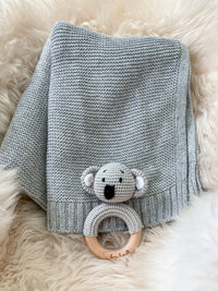 Geschenk zur Geburt – Babydecke in Grau mit Koala-Rassel