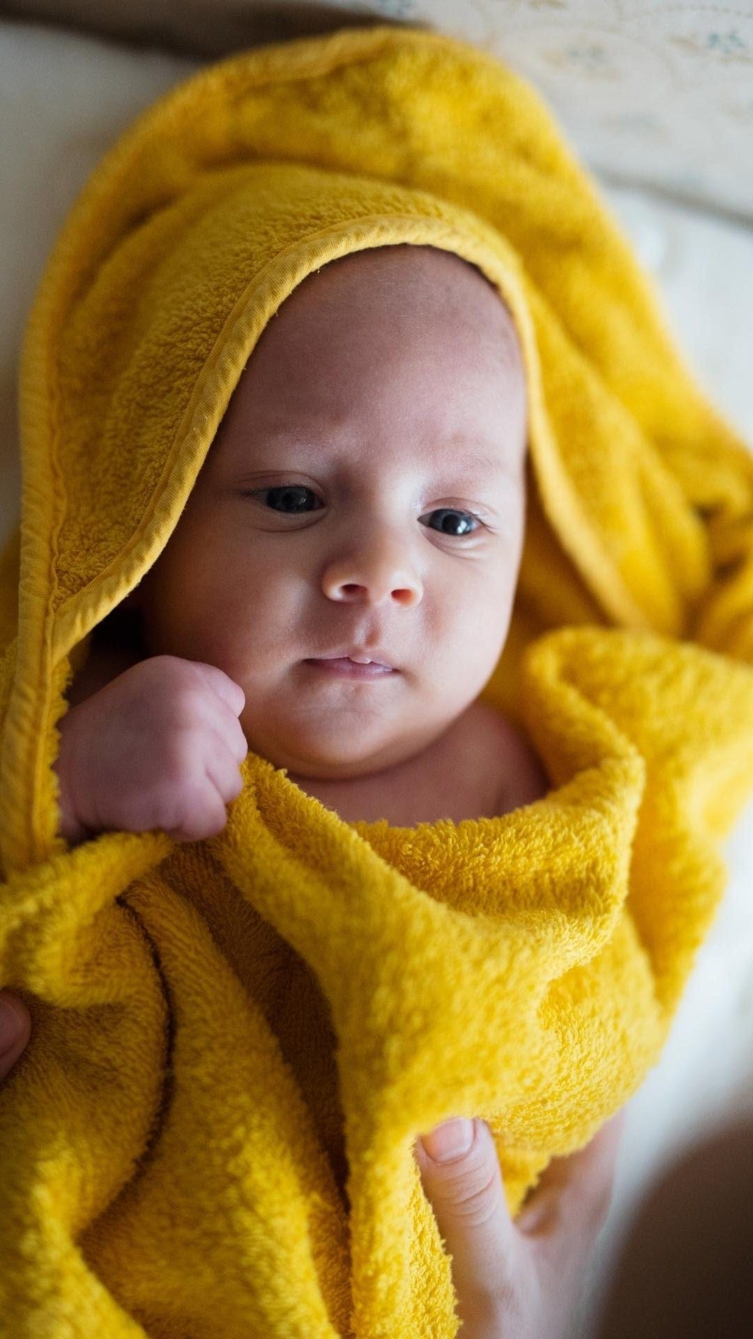 Baby Bademantel eingewickelt und kuschelig