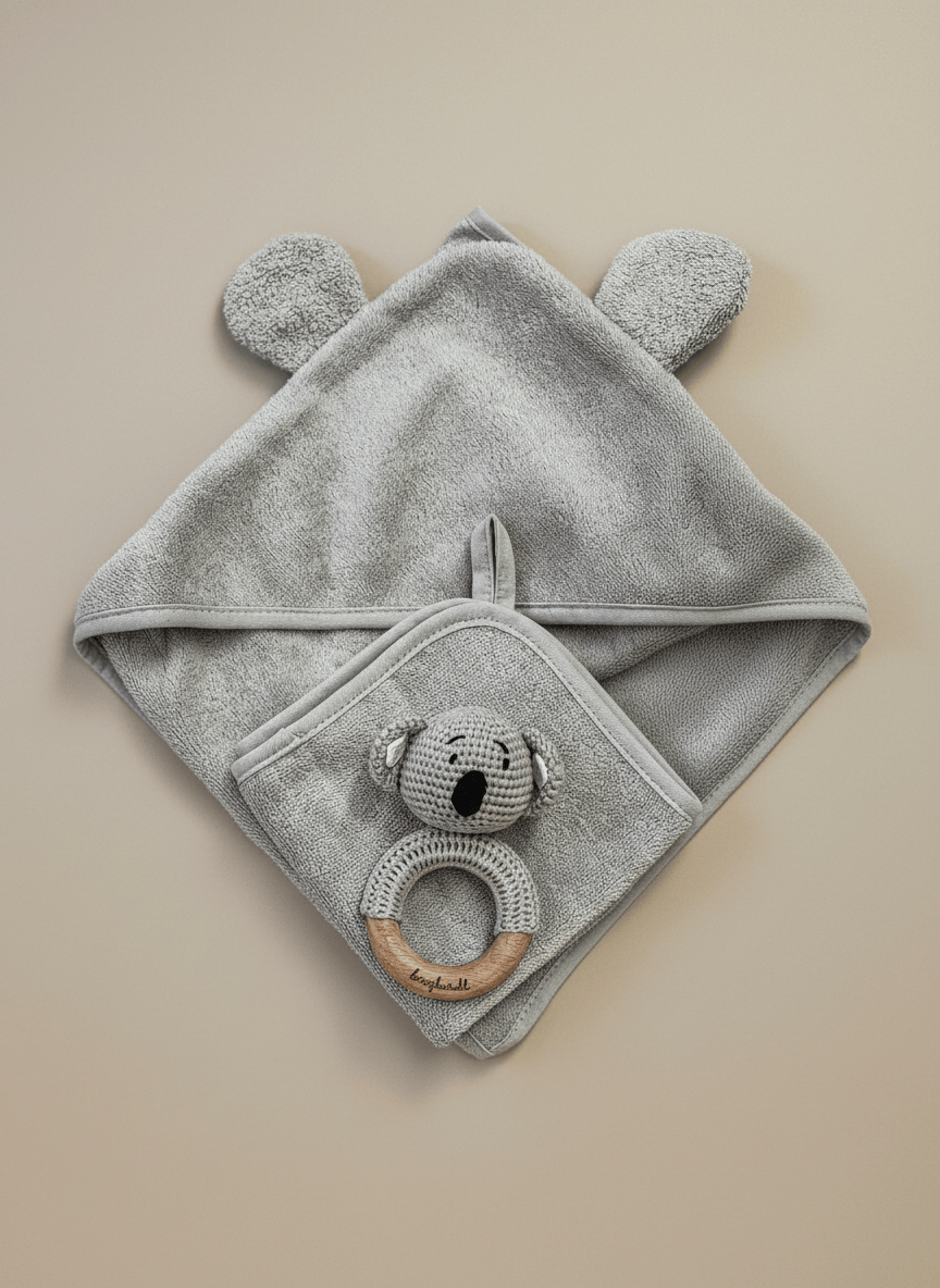 Geschenk zur Geburt – Babyhandtuch in Grau mit Koala-Rassel
