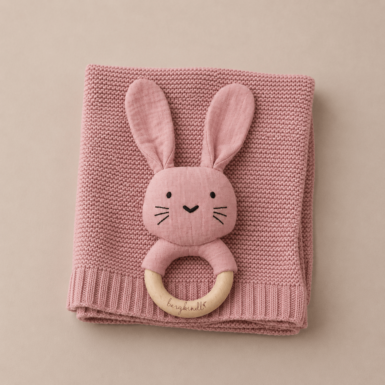 Geschenk zur Geburt – Babydecke in rose mit Hasen Rassel & Greifring