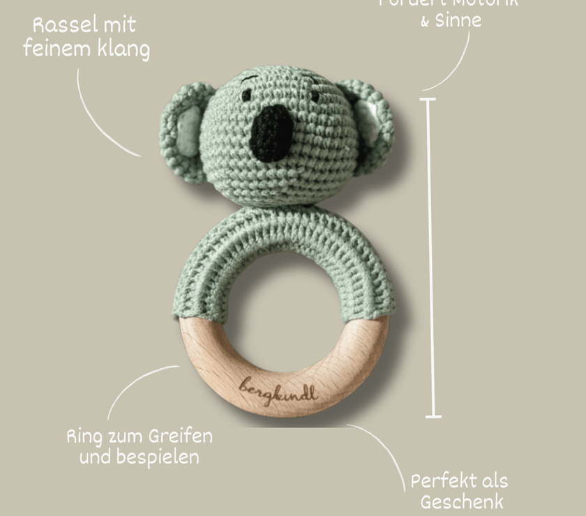 Geschenk zur Geburt – Babydecke in Salbei mit Koala-Rassel