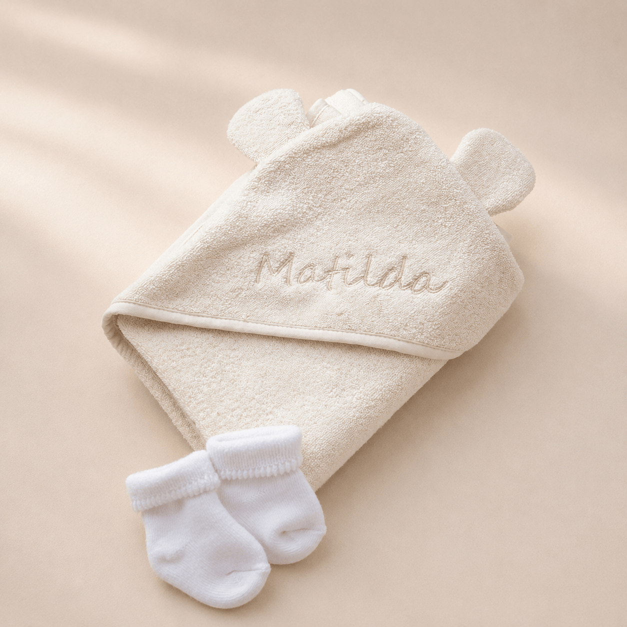 Geschenk zur Geburt – Kapuzenhandtuch und Koala-Rassel