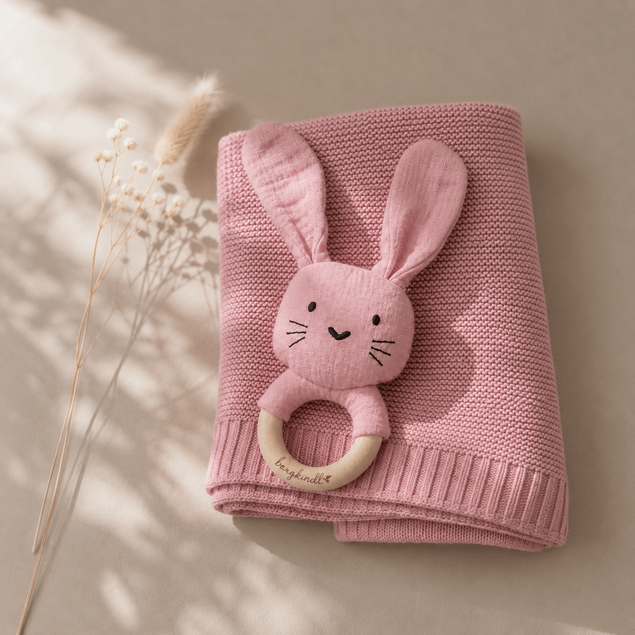 Geschenk zur Geburt – Babydecke in rose mit Hasen Rassel & Greifring