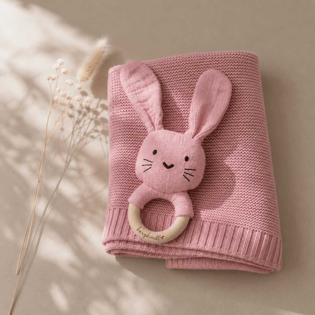 Geschenk zur Geburt – Babydecke in rose mit Hasen Rassel & Greifring