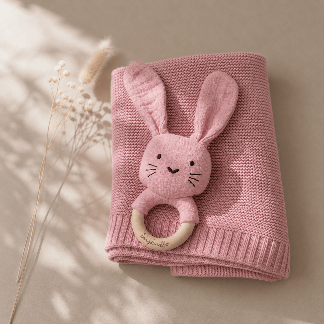 Geschenk zur Geburt – Babydecke in rose mit Hasen Rassel & Greifring