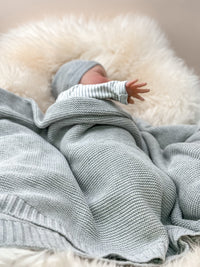 Babydecke grau mit Baby eingehüllt