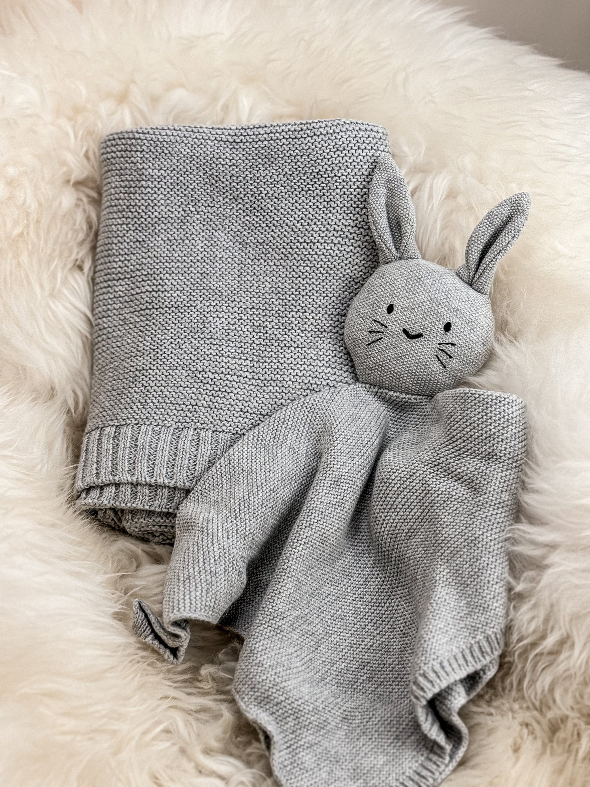 Geschenk zur Geburt – Babydecke und Schmusehase