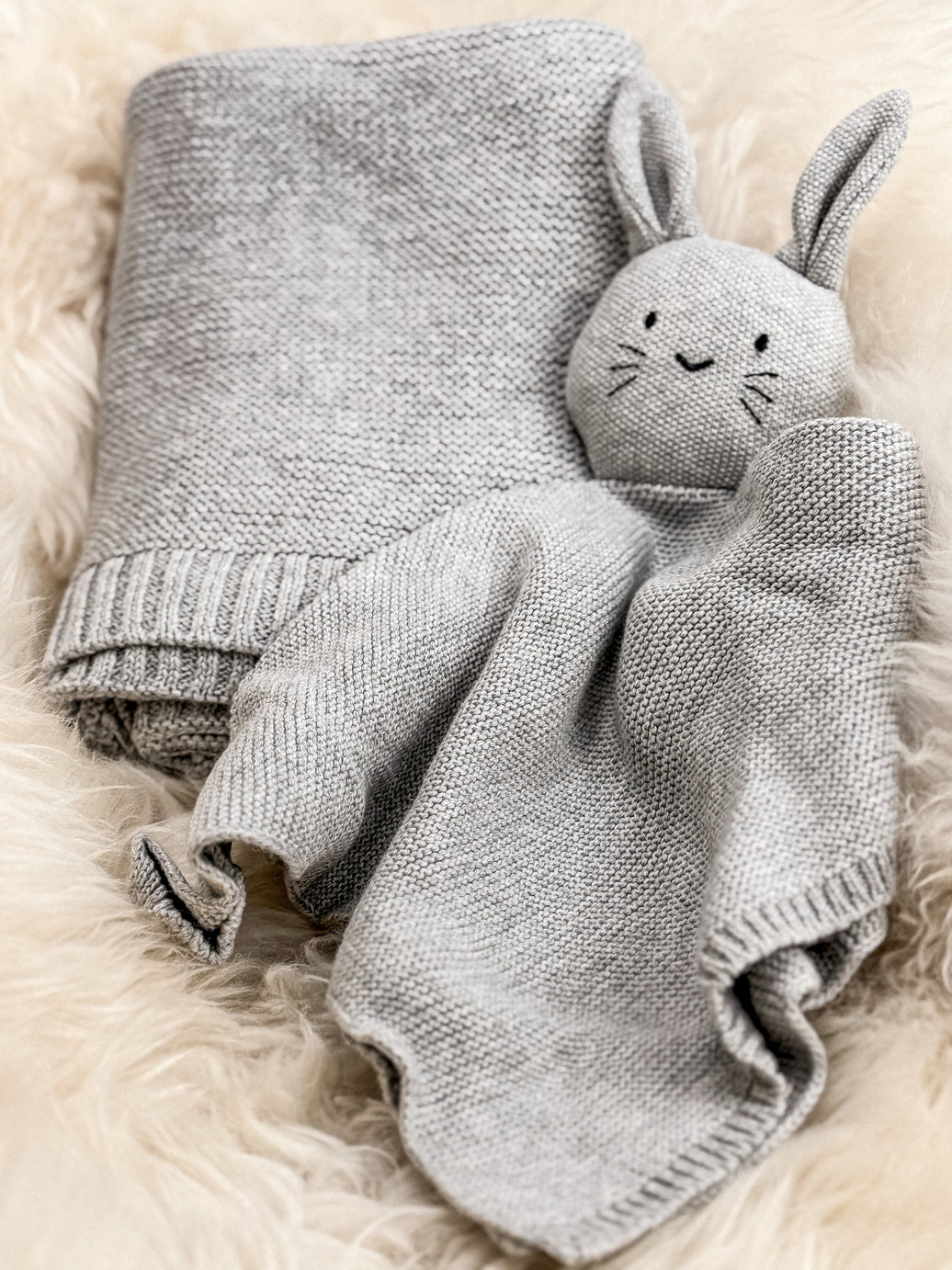 Geschenk zur Geburt – Babydecke und Schmusehase