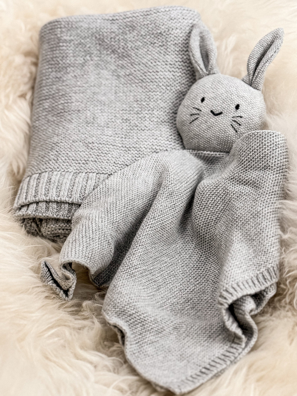 Geschenk zur Geburt – Babydecke und Schmusehase