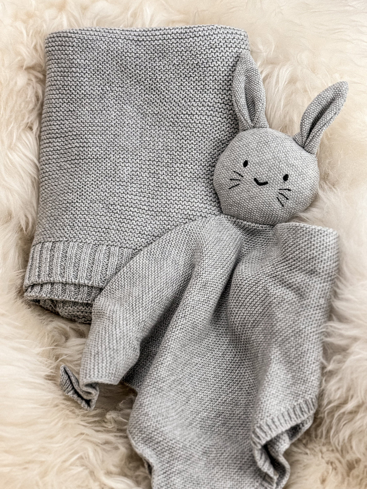 Geschenk zur Geburt – Babydecke und Schmusehase