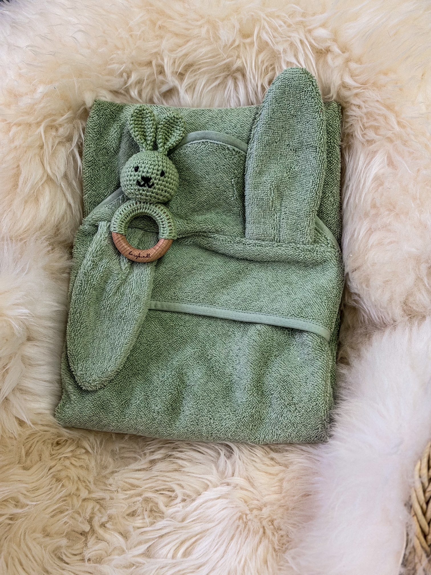 Geschenk zur Geburt – Babyhandtuch in salbi mit Hasen-Rasse