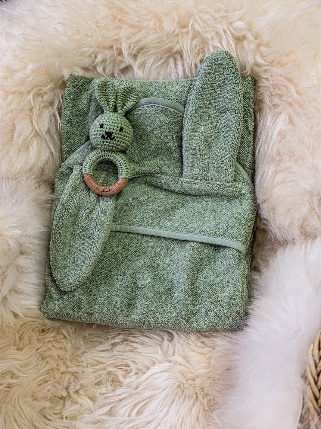 Geschenk zur Geburt – Babyhandtuch in salbi mit Hasen-Rasse