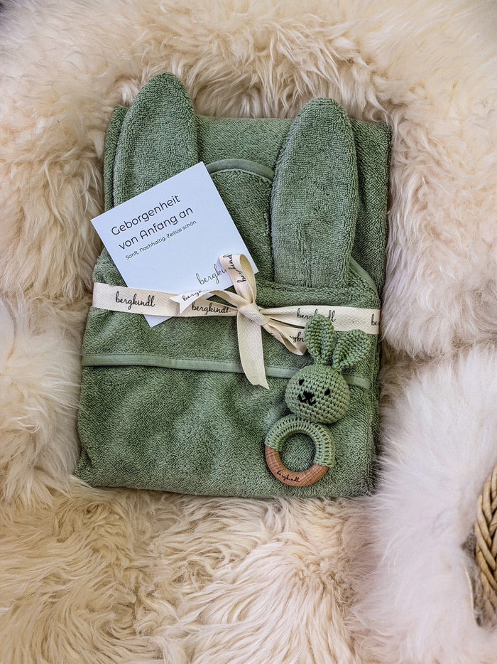 Geschenk zur Geburt – Babyhandtuch in Salbei mit Hasen-Rasse