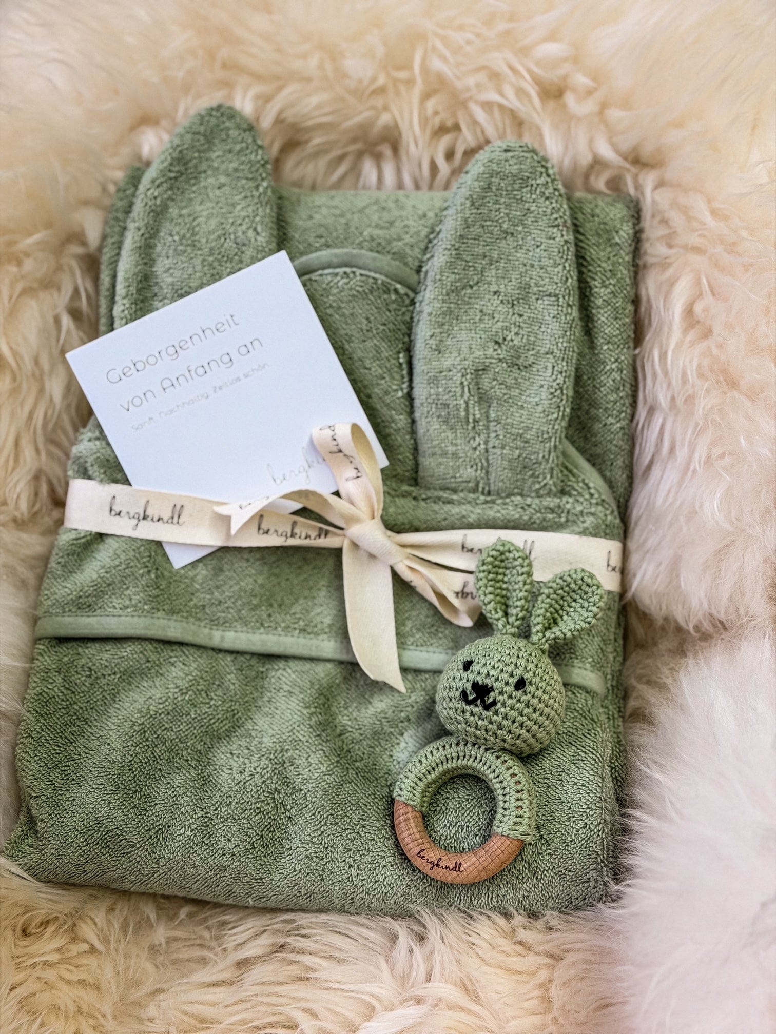 Geschenk zur Geburt – Babyhandtuch in salbi mit Hasen-Rasse