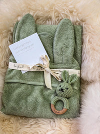 Geschenk zur Geburt – Babyhandtuch in salbi mit Hasen-Rasse