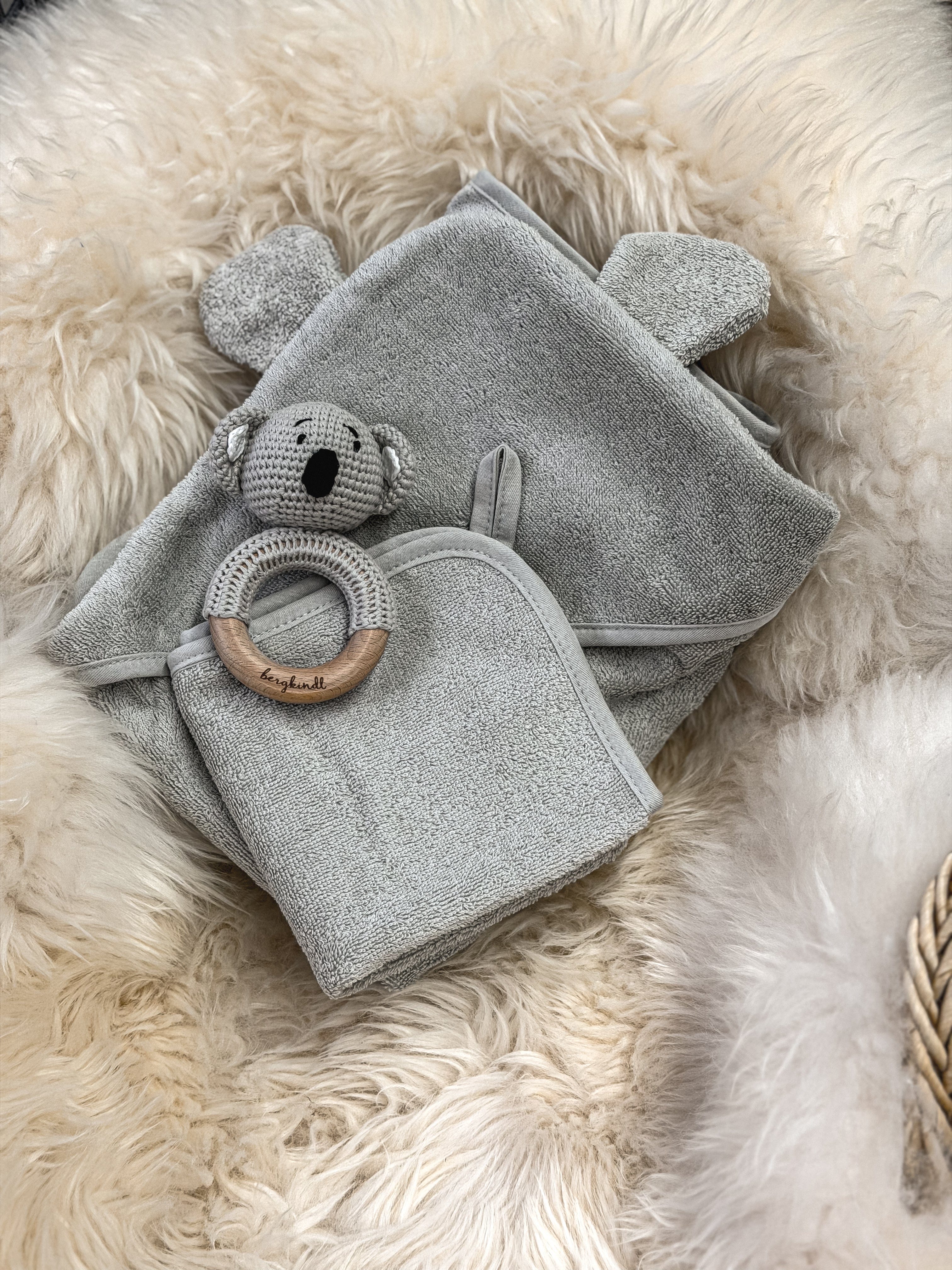 Geschenk zur Geburt – Babyhandtuch in Grau mit Koala-Rassel
