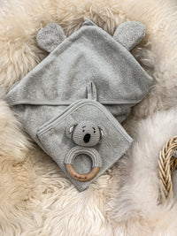 Geschenk zur Geburt – Babyhandtuch in Grau mit Koala-Rassel