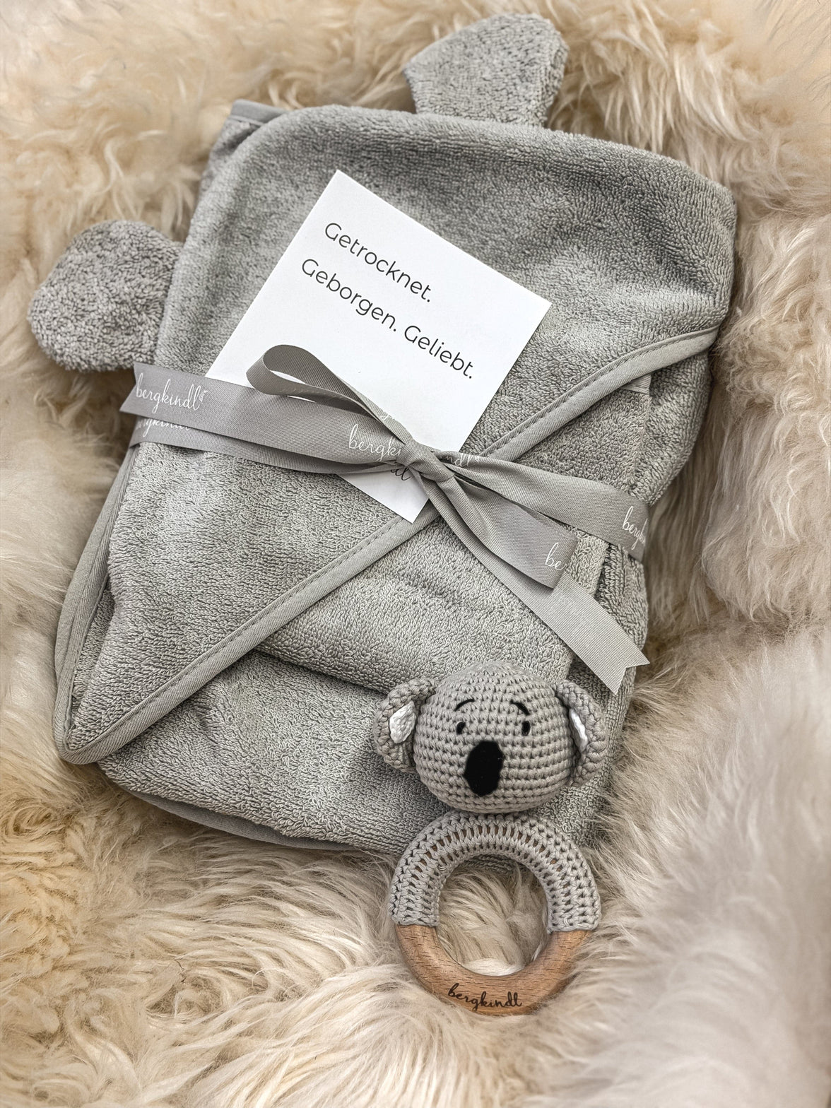 Geschenk zur Geburt – Babyhandtuch in Grau mit Koala-Rassel