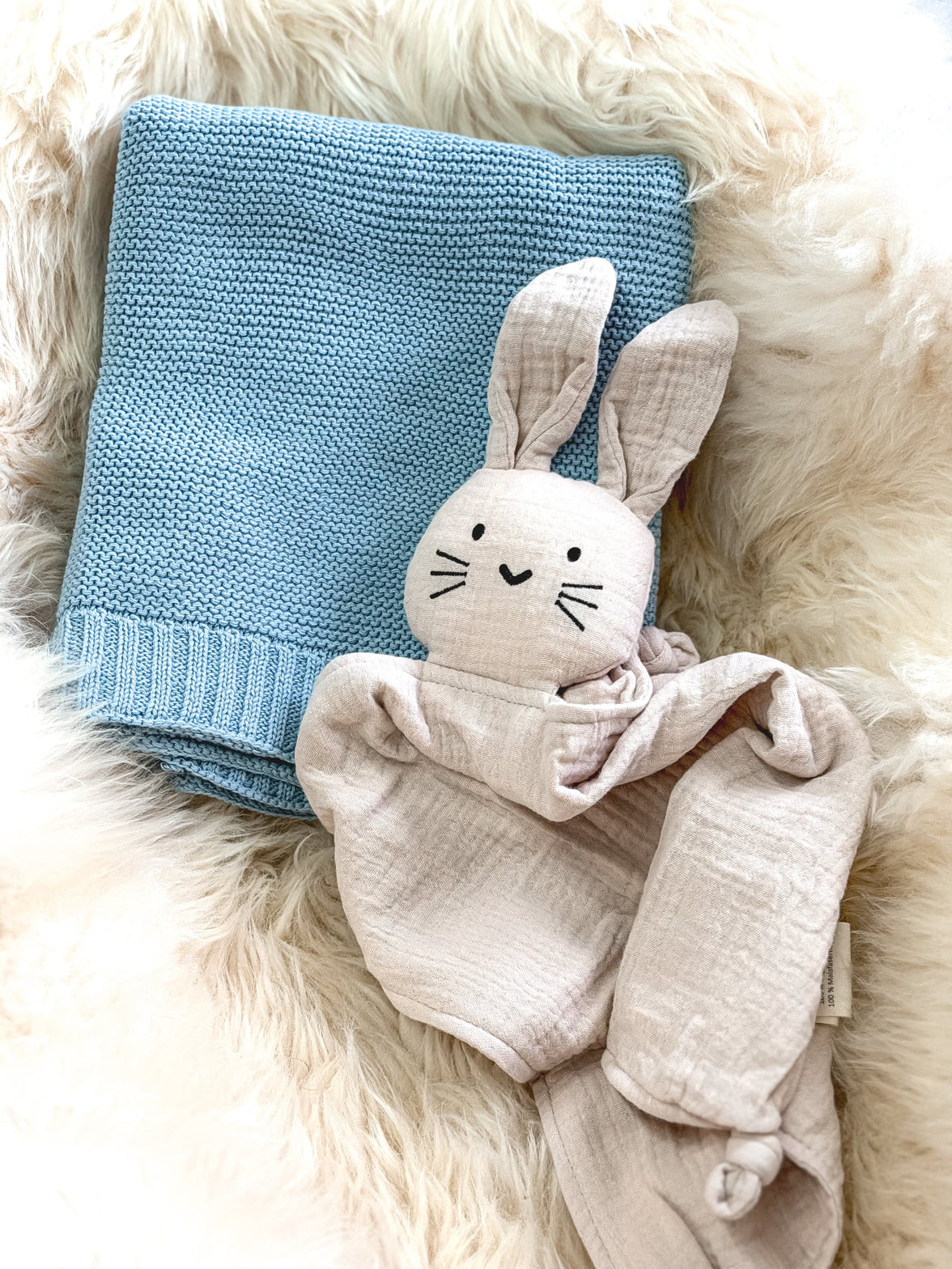 Geschenk zur Geburt – Babydecke & Hase