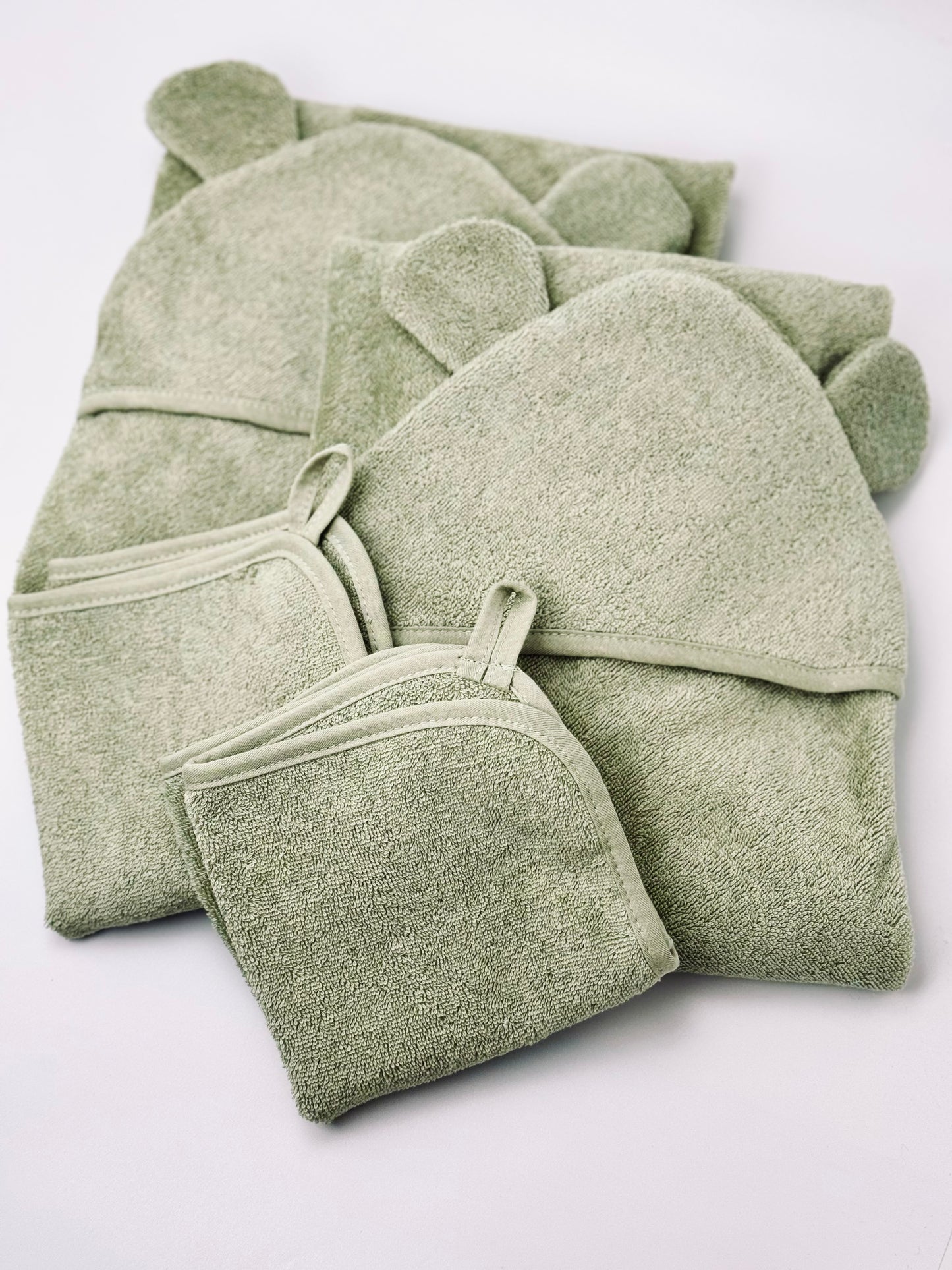 Serviette à capuche ours et gant de toilette dans un ensemble de couleur sauge